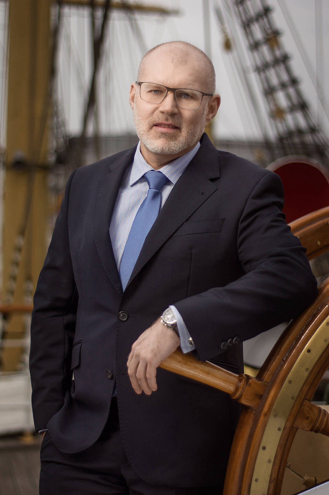 Businessportrait eines Mannes auf Segelboot