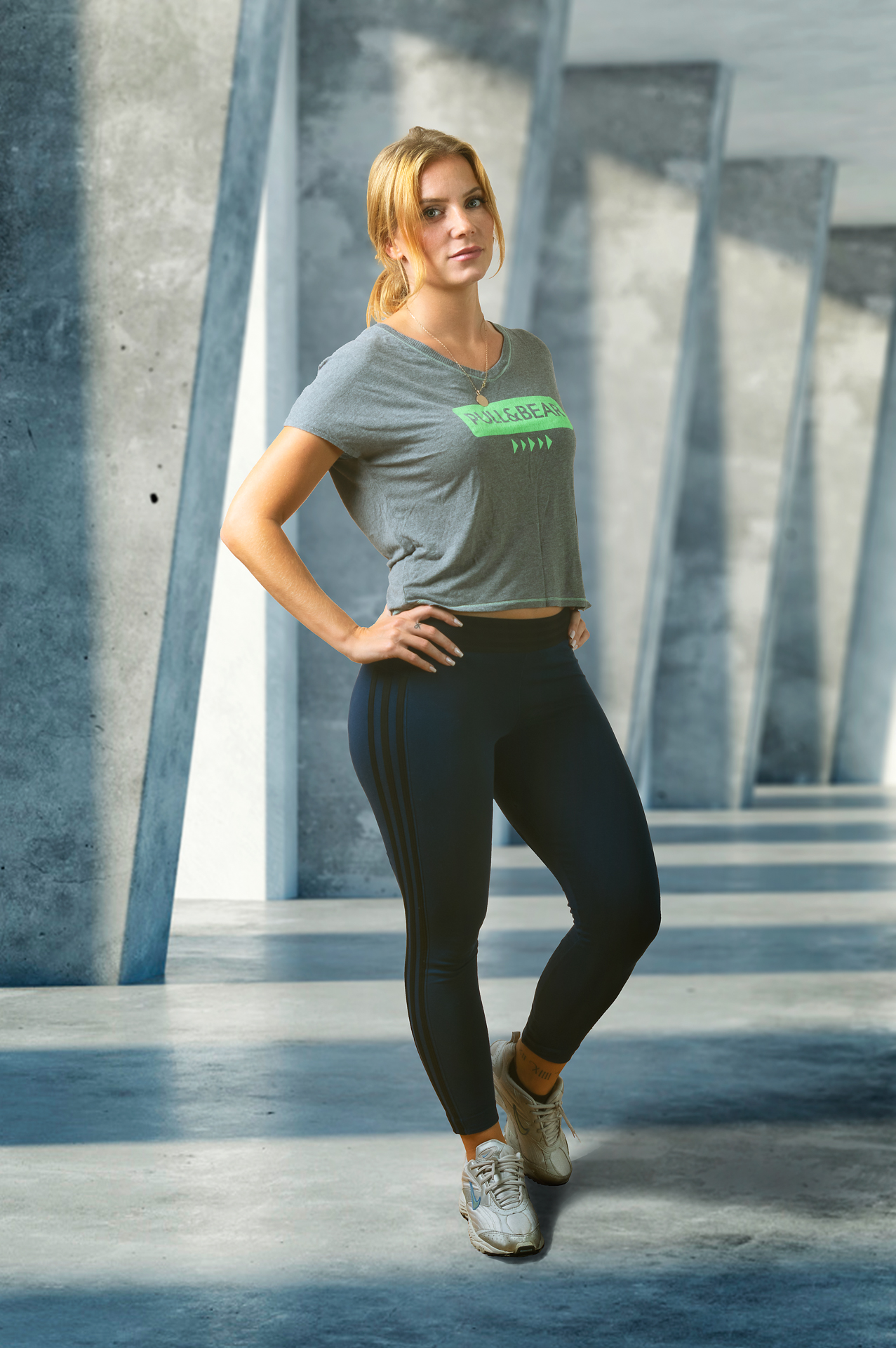 Fitnessfotografie on location Portrait einer Athletin vor Ort
