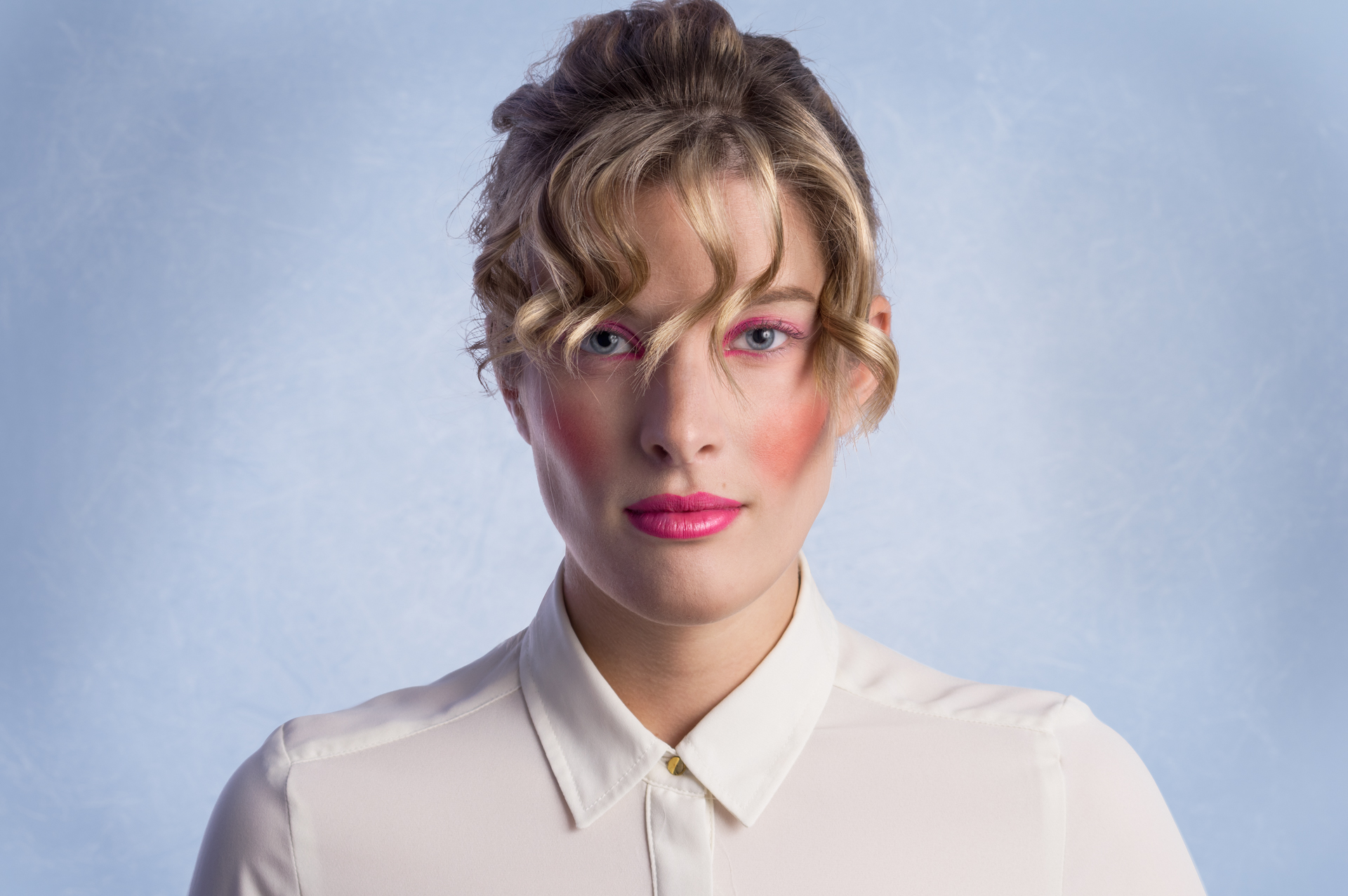 Portraitfotografie - Make-up Art Frau im Studio mit Make-up