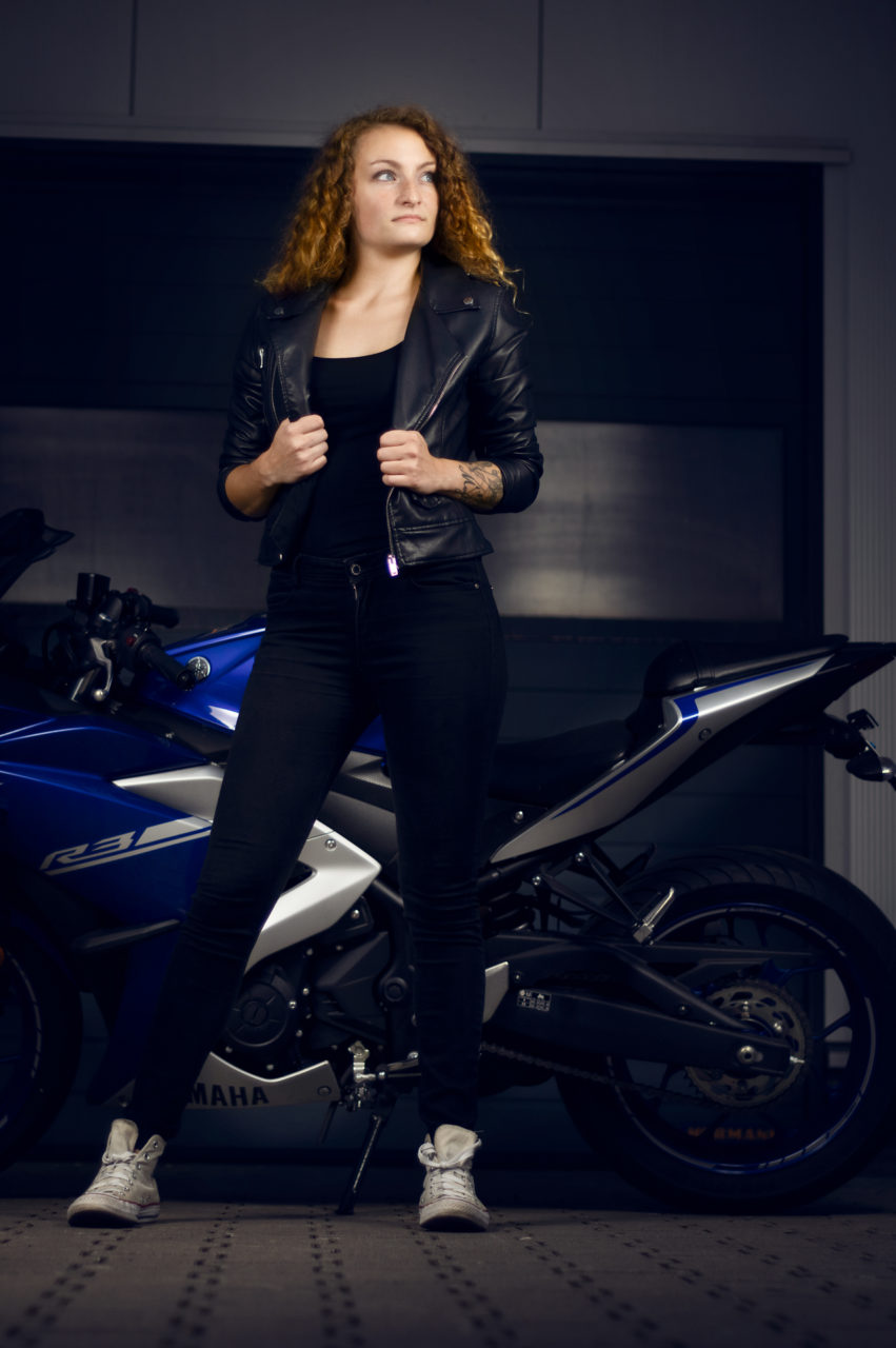 Portrait von Model vor einem Motorrad