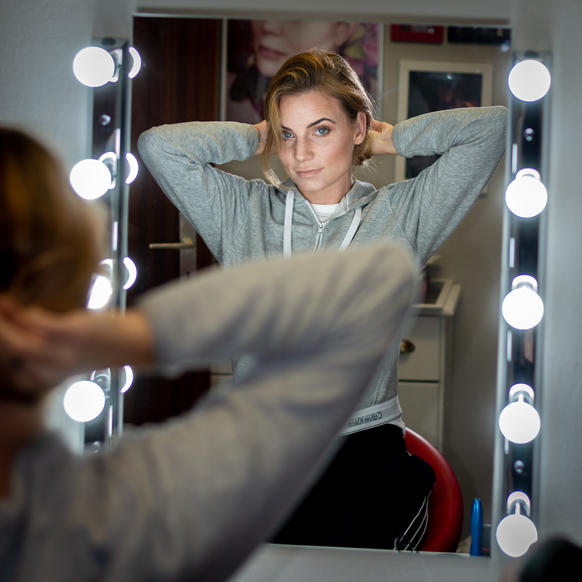 Sedcard Shooting Portrait eines Models beim Schminken