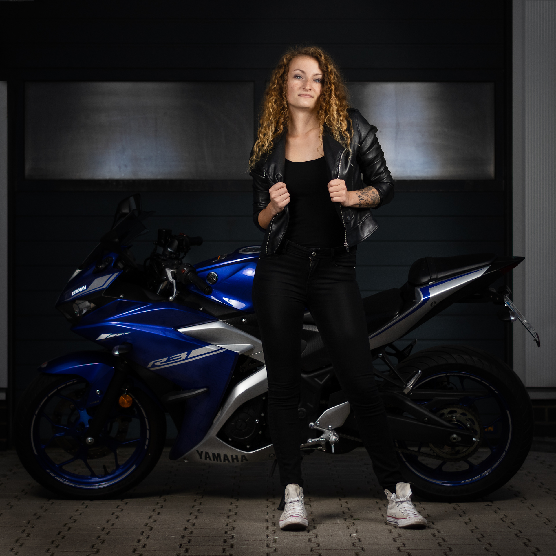 Porträtfotografie Bremen und umzu Portrait eines Models mit Ihrem Motorrad